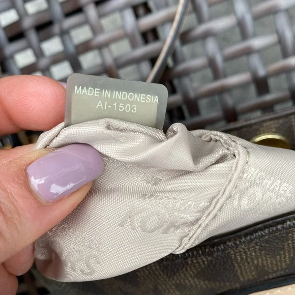 Michael Kors Crossbody bag. - Picture 4 of 11